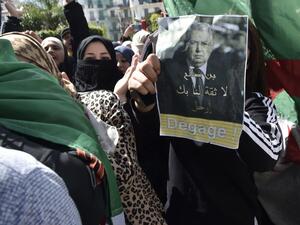 اقترحت أحزاب من المعارضة وكذلك شخصيات سياسية وعسكرية معروفة، تجاوز إطار الدستور والمرور إلى "مرحلة انتقالية قصيرة