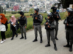 رفع أعلام سوداء على أسطح المنازل رفضا لزيارة نتانياهو