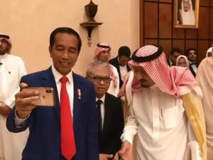 الرئيس الاندونيسي يصور الملك سلمان فيديو عفوي