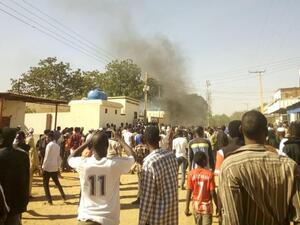 اقتحمت قوات الأمن السودانية ساحة الاعتصام في وسط الخرطوم في ساعة مبكرة من صباح الاثنين 