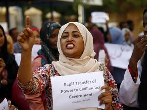 واصلت جماعات المعارضة الاحتجاجات في الشوارع للضغط على الجيش لتسليم السلطة للمدنيين
