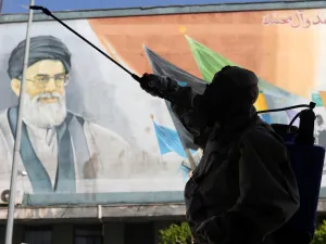 كان خميني يسعى في هذا الاتجاه وبنفس السلاح إلى خلق عداء بين الشعب والمنظمات الثورية