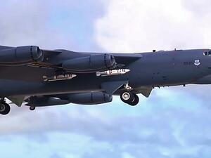 وتستطيع الـ B-52 أيضا حمل قنابل "بايفواي" الذكية الموجهة بالليزر، كما أنها مزودة بحجرات قناصة.