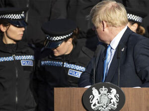 واستعادت الشرطية وعيها بعد لحظات قبل أن ينهي رئيس الحكومة خطابه.