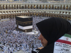 يروي الفيلم قصة اكتشاف السعودية تهريب مئات المتفجرات في حقائب الحجاج الإيرانيين