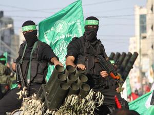  حركة حماس التي تواجه انهيارا بسبب الضائقة المالية والحصار المفروض عليها والسخط الشعبي 