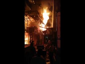 علنت وزارة الصحة المصرية ان الحريق اندلع  بمخزن بالدور الأرضي بعقار مكون من أربعة طوابق