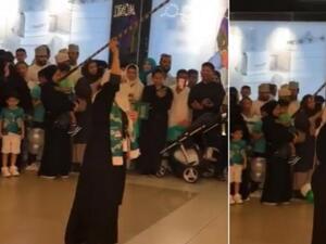 وحضر الاحتفال عدد كبير من الأطفال أيضا ، كما كان لافتا استخدام الكثير من الحضور للعصا.