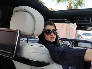 أظهر ذلك مقطع فيديو للسيدة وهي توثق وتبكي بحرقة بعد اشعال النار في سيارتها- الصورة تعبيرية 