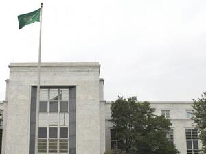  أحد أفراد طاقم السفارة يقول: “كيف دخلت يا بو علي؟”