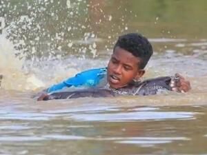 تكدس السكان في قوارب لتفقد منازلهم، إذ غمرت المياه أنحاء من العاصمة الخرطوم 