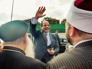 وكان مئات المصريين في استقبال السيسي، حاملين الأعلام المصرية، وصور الرئيس المصري.