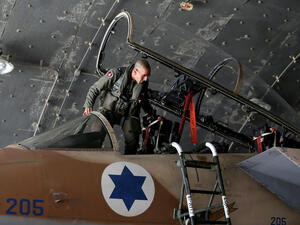 أن الدفاعات الجوية السورية تصدت لهجوم إسرائيلي بالصواريخ على تل الحارة بجنوب سوريا وأسقطت عددًا منها.