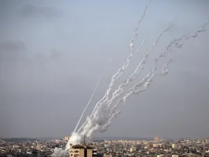 المقاومة الفلسطينية أطلقت مضاداتها الأرضية باتجاه طائرات الاحتلال 