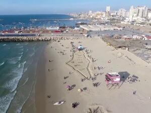 وفي سياق متصل، تحطمت نوافذ عشرات المنازل جراء القصف الإسرائيلي على غرب غزة وشرق بيت حانون.