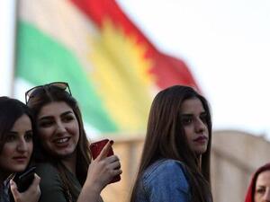 واعتراضاً على القرار، تظاهر العشرات وسط السوق الشعبية في مدينة القامشلي، غالبيتهم من أصحاب المحال التجارية.