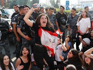 اعتصم المحتجون أمام مبنى فرع مصرف لبنان في طرابلس