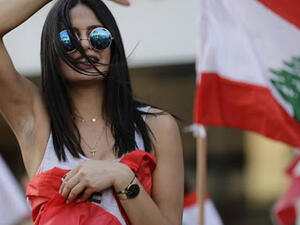 وقالت مصادر ان متظاهرين حطمو محلات واضرمو النيران في محيط ساحة رياص الصلح ببيروت