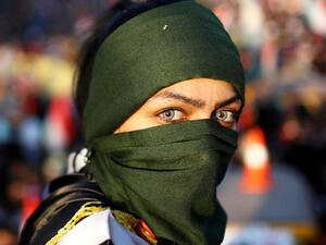 عراقية تتظاهر ضد النفوذ الايراني في بلادها وفساد السلطة المدعومة من طهران