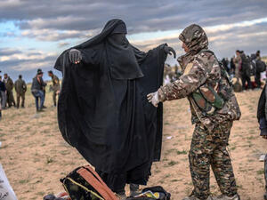  ويؤوي مخيم الهول أكثر من 70 ألف نازح، ومن بينهم عائلات عناصر في تنظيم داعش.