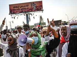 ويقول المعتصمون إنهم سيواصلون الاعتصام والتظاهر إلى حين تحقيق مطالبهم.