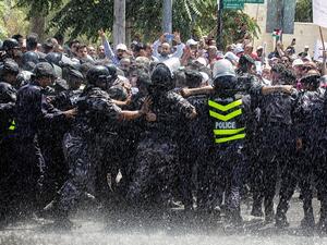 قال المعلم للدركي: "انا من علمك حب الوطن ورسم العلم