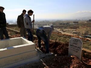 اجبار عائلة سورية على استخراج جثة طفلها وطرده من المقبرة