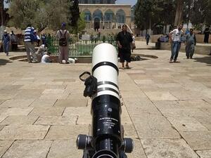 نصب التلسكوب في المسجد الاقصى المبارك لتحري هلال شهر شوال