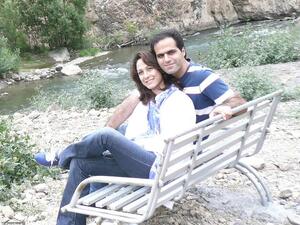 الشاب الإيراني "محسن أحمديبور" وزوجته "روجا آزاديان"