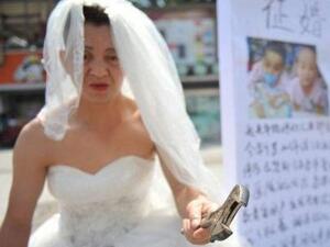 الأب بفستان أبيض