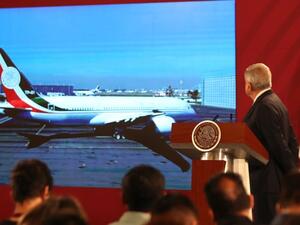 الرئيس المكسيكي "أندريس مانويل لوبيز أوبرادور" مع الفيل الأبيض