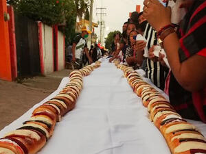 المكسيك تدخل "غينيس" بأطول قطعة "خبز" في العالم