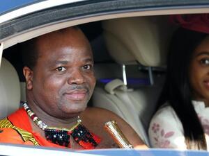 الملك مسواتي الثالث وإحدى زوجاته