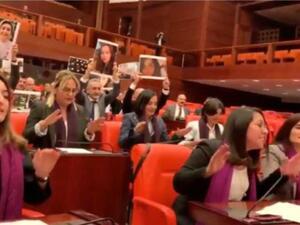 نائبات يرددن أغنية داخل برلمان تركيا رفضاً للعنف