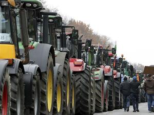 آلاف المزارعين يحتجون على السياسات الزراعية للحكومة الألمانية