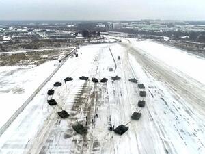 ضابط يطلب حبيبته للزواج بـ 16 دبابة