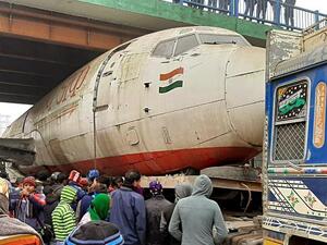 طائرة ضخمة تعلق أسفل جسر في الهند