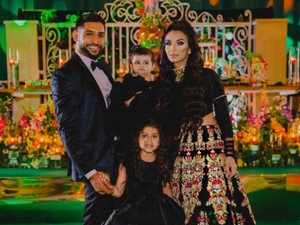 أمير خان وعائلته