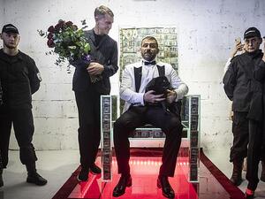 عرش زجاجي يحوي بداخله مليون دولار أمريكي