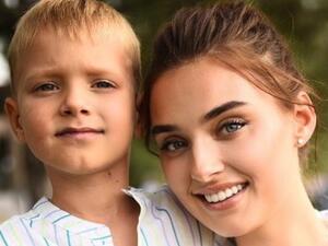 ملكة جمال أوكرانيا مع ابنها ألكسندر