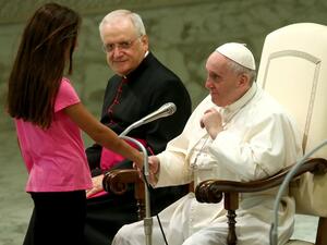 بابا الفاتيكان فرنسيس الأول مع الطفلة المريضة بابا الفاتيكان فرنسيس الأول مع الطفلة المريضة