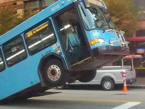 حفرة ضخمة تبتلع حافلة ركاب فجأة ودون مقدمات