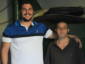 الشاب صادر عيسى مع والده