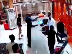 رجل يضرب موظفة سعودية يشعل مواقع التواصل  رجل يضرب موظفة سعودية يشعل مواقع التواصل