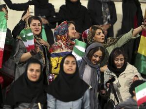 إيرانيات في الملعب