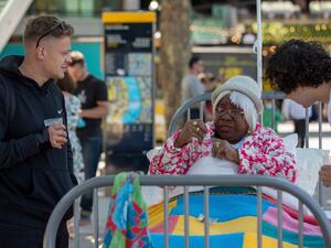 ممثلين بريطانيين ينقلون حكايا العجائز إلى الشارع.. فما قصة الأسرَّة الأربعة؟