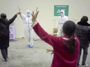 مصابون وأطباء يرقصون داخل الحجر الصحي