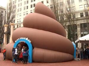 مجسم إيموجي "كومة البراز"