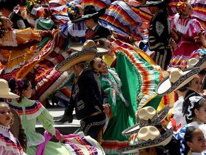 المكسيك تدخل غينيس بأكبر رقصة فلكلورية في العالم المكسيك تدخل غينيس بأكبر رقصة فلكلورية في العالم