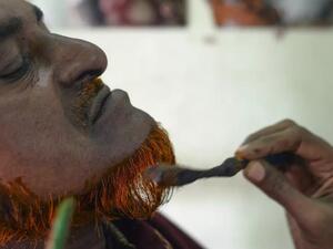 موضة اللحى المصبوغة تجتاح شوارع بنغلاديش